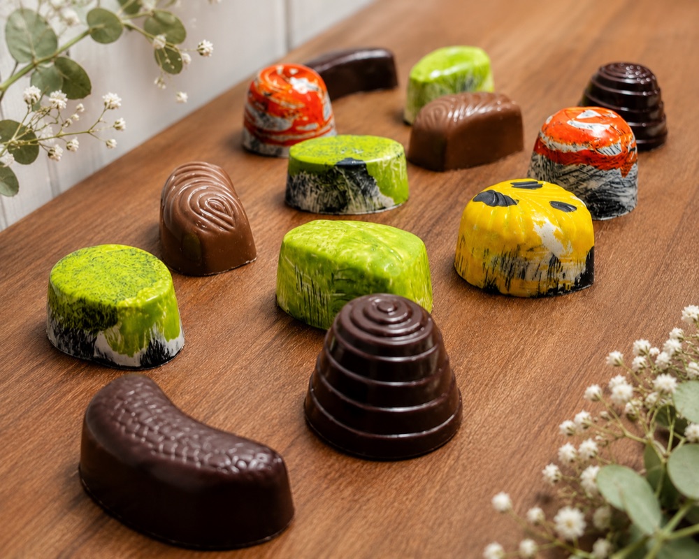 Bombones artesanales coloridos sobre mesa de madera